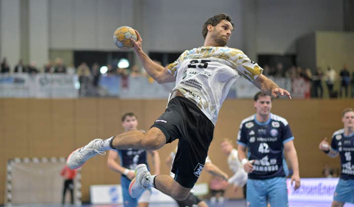 22.09.2026, Dresdens Sebastian Greß wirft, DHB-Pokal, HC Elbflorenz Dresden -HC Hamburg, (c) Dresden
