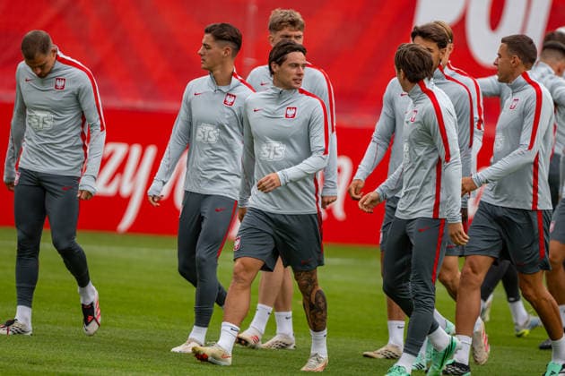 Nicola Zalewski and Polish team seen during the Poland national team, Nationalteam training session on the second day of the team™s training camp ahead of the upcoming UEFA Nations League matches (Kazimierz Koper Ball Raw Images) Warszawa KS Zwar Poland Copyright: xKazimierzxKoperx KAZ_PZPN_DAY2-27