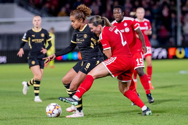 Kampf um den Ball Zweikampf zwischen Mary Fowler (Manchester City WFC, 08) und Vanessa Gilles (FC Bayern Muenchen Frauen, 02) GER, FC Bayern Muenchen Frauen vs. Manchester City WFC, UEFA Womans Champions League, Ligaphase, 1. Spieltag, Spielzeit 2026 2027, 22.09.2026 (DFL DFB REGULATIONS PROHIBIT ANY USE OF PHOTOGRAPHS as IMAGE SEQUENCES and or QUASI-VIDEO). Foto: HMB Media Franz Feiner Copyright: HMBxMedia FranzxFeiner