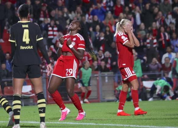 Fassungslos . . . Bayerns Edna IMADE und Bayerns 21 Pernille HARDER nach vergebener Torchance. Frauenfussball: Muenchen - Manchester. Frauen - Fußball - Championsleague, FC Bayern München - Manchester City, Gruppenphase Saison 2026-2027, am 22.09.2026 in Unterhaching, S P O R T P A R K U N T E R H A C H I N G, Deutschland. Quelle Copyright Credit : Oryk HAIST