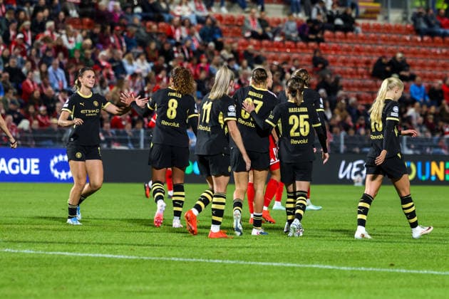 Fussball: Europa: UEFA Women s Champions League 2026 2027 - 1. Spieltag der Ligaphase, 22.09.2026, 18:45 Uhr - FC Bayern München Frauen vs. Manchester City Women - Sportpark Unterhaching (Unterhaching, Deutschland); Torjubel von Man City zum 2:2 Ausgleich Unterhaching (München) Sportpark Unterhaching Bayern Deutschland Copyright: xAmiirxAmedjouax