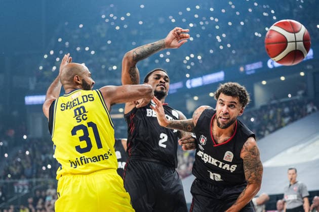 Fenerbahce Tarfin v Besiktas - Turkish Basketball Presidential Cup Final ISTANBUL, TURKIYE - SEPTEMBER 22: Fenerbahce Tarfin s Shavon Shields (31) competes with Besiktas DaQuan Jeffries (2) during the 39th Presidential Cup basketball match between Fenerbahce Tarfin and Besiktas at Sinan Erdem Dome in Istanbul, Turkiye, on September 22, 2026. Cemal Yurttas Anadolu Istanbul Turkey. Editorial use only. Please get in touch for any other usage.  Copyright: x2026xAnadoluxCemalxYurttasx