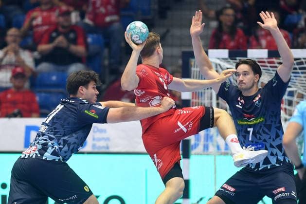 Luca Sigrist (MT Melsungen 28) beim Wurf; Aron Seesing (Rhein-Neckar Loewen 21), Robert Timmermeister (Rhein-Neckar Loewen 7) (R) , GER, MT Melsungen - Rhein-Neckar Loewen, Handball, DHB Pokal, 2. Runde, Saison 2026 2027, 22.09.2026, GER, MT Melsungen - Rhein-Neckar Loewen, Handball, DHB Pokal, 2. Runde, Saison 2026 2027, 22.09.2026 Kassel Copyright: xEibner-Pressefotox xRolandxSippelx EP_RSL