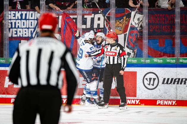Torjubel Max Calce (39, Adler Mannheim ) Alexander Ehl (28, Adler Mannheim ), Nuernberg Ice Tigers vs. Adler Mannheim, Eishockey, Penny DEL, 3. Spieltag, 21.09.2026, Nuernberg Ice Tigers vs. Adler Mannheim, Eishockey, Penny DEL, 3. Spieltag, 21.09.2026 Copyright: xEibner-Pressefoto ThomasxHahnx EP_NIT