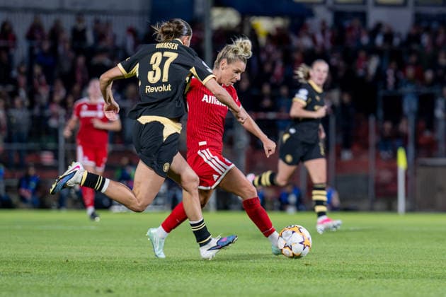 Kampf um den Ball Zweikampf zwischen Carlotta Wamser (Manchester City WFC, 37) und Linda Dallmann (FC Bayern Muenchen Frauen, 10) GER, FC Bayern Muenchen Frauen vs. Manchester City WFC, UEFA Womans Champions League, Ligaphase, 1. Spieltag, Spielzeit 2026 2027, 22.09.2026 (DFL DFB REGULATIONS PROHIBIT ANY USE OF PHOTOGRAPHS as IMAGE SEQUENCES and or QUASI-VIDEO). Foto: HMB Media Heike Feiner Copyright: HMBxMedia HeikexFeiner