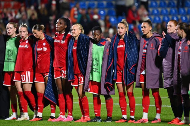 Teamfoto,Team,Mannschaft,Mannschaftsfoto, Spielerinnen Muenchen nach Spielende, Enttaeuschung,Frust,enttaeuscht, frustriert,niedergeschlagen, Fussball Champions League der Frauen , Ligaphase. FC Bayern Muenchen - Manchester City 2-2 am 22.09.2026 Sportpark Unterhaching.