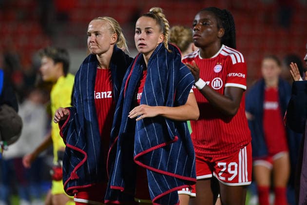 v.li:Pernile HARDER (FCB),Giulia GWINN (FCB) , Edna IMADE (FCB) nach Spielende, Enttaeuschung,Frust,enttaeuscht, frustriert,niedergeschlagen, Fussball Champions League der Frauen , Ligaphase. FC Bayern Muenchen - Manchester City 2-2 am 22.09.2026 Sportpark Unterhaching.