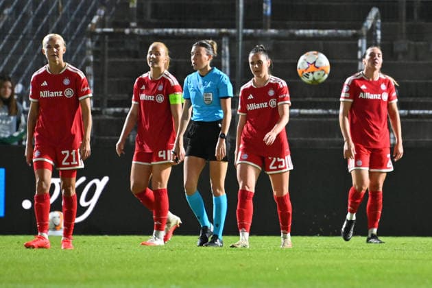 Spielerinnen nach Gegentor zum 2-2, Enttaeuschung,Frust,enttaeuscht, frustriert,niedergeschlagen, Fussball Champions League der Frauen , Ligaphase. FC Bayern Muenchen - Manchester City 2-2 am 22.09.2026 Sportpark Unterhaching.