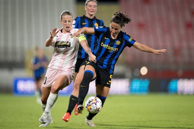 260922 Anna Anvegard of Häcken and Ivana Andres Sanz of Inter during the Women s Champions League football match between Inter and Häcken on September 22, 2026 in Monza. Photo: Carl Sandin BILDBYRAN kod CS CS0982 fotboll football soccer fotball uefa womens champions league inter häcken dam bbeng fotboll football soccer fotball uefa womens champions league inter häcken dam bbeng Copyright: CARLxSANDIN BB260922CS098