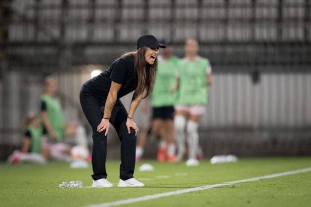 260922 Head coach Elena Sadiku of Häcken during the Women s Champions League football match between Inter and Häcken on September 22, 2026 in Monza. Photo: Carl Sandin BILDBYRAN kod CS CS0982 fotboll football soccer fotball uefa womens champions league inter häcken dam bbeng fotboll football soccer fotball uefa womens champions league inter häcken dam bbeng Copyright: CARLxSANDIN BB260922CS110