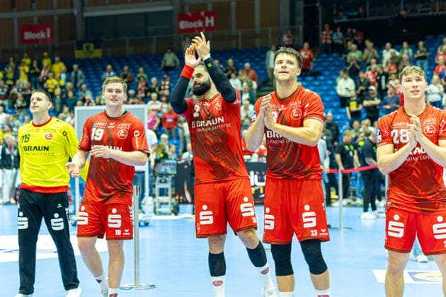 HBL Pokal, 2. Runde, Kassel, MT Melsungen vs. Rhein-Neckar Loewen, Rothenbach-Halle Kassel; 22.09.2026 HBL Pokal, 2. Runde, Kassel, Germany - 22.09.2026: Die Spieler der MT Melsungen feiern das gewonnene Spiel nach der Verlängerung, Handball Bundesliga, Spiel der MT Melsungen vs. Rhein-Neckar Loewen, Rothenbach-Halle Kassel Copyright: xBEAUTIFULxSPORTS Freudensteinx