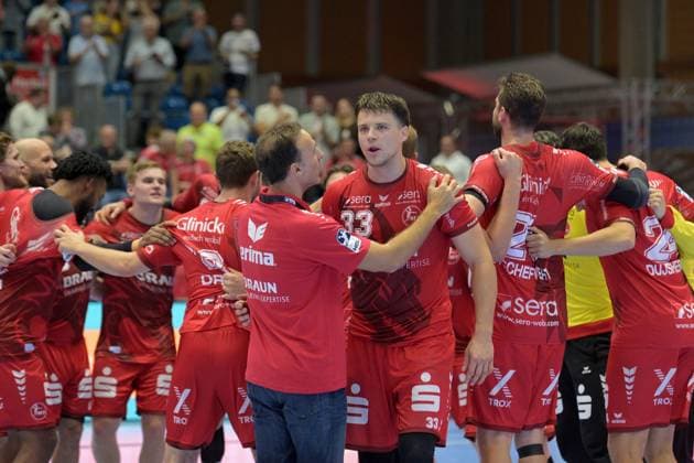 Jubel, Freude nach dem Sieg; Roberto Garcia Parrondo (Trainer MT Melsungen) und Aaron Mensing (MT Melsungen 33) (vorne) , GER, MT Melsungen - Rhein-Neckar Loewen, Handball, DHB Pokal, 2. Runde, Saison 2026 2027, 22.09.2026, GER, MT Melsungen - Rhein-Neckar Loewen, Handball, DHB Pokal, 2. Runde, Saison 2026 2027, 22.09.2026 Kassel Copyright: xEibner-Pressefotox xRolandxSippelx EP_RSL