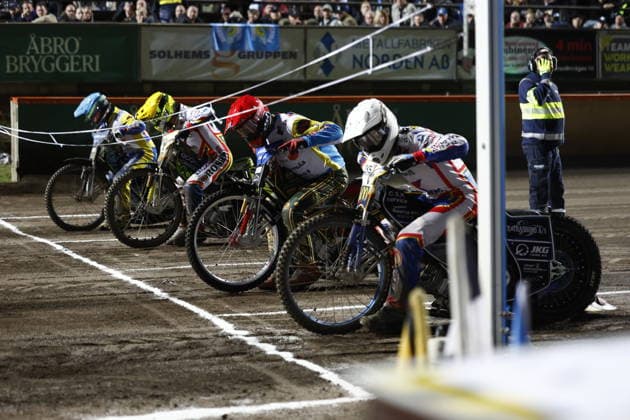 VÄSTERVIK, SVERIGE 20260922 Starten i heat 16 under tisdagens avgörande SM-final i speedway mellan Västervik och Dackarna pa Hejla Arena i Västervik. VÄSTERVIK SVERIGE x60160x