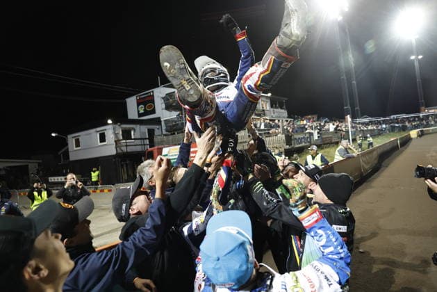 VÄSTERVIK, SVERIGE 20260922 Dackarnas Matias Nielsen firas efter seger och SM-guld under tisdagens avgörande SM-final i speedway mellan Västervik och Dackarna pa Hejla Arena i Västervik. VÄSTERVIK SVERIGE x60160x