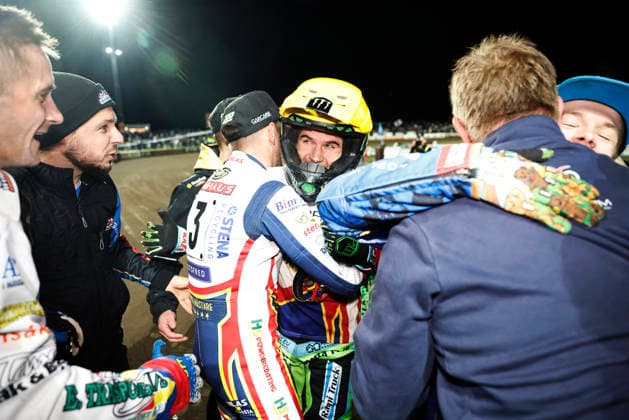 VÄSTERVIK, SWEDEN 20260922 Dackarna s Matias Nielsen is celebrated after victory and SM gold during Tuesday s decisive SM final in speedway between Västervik and Dackarna at Hejla Arena in Västervik. VÄSTERVIK SWEDEN x60160x