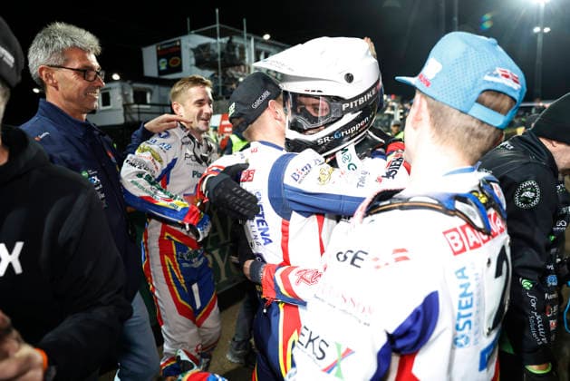 VÄSTERVIK, SWEDEN 20260922 Dackarna s Matias Nielsen is celebrated after victory and SM gold during Tuesday s decisive SM final in speedway between Västervik and Dackarna at Hejla Arena in Västervik. VÄSTERVIK SWEDEN x60160x