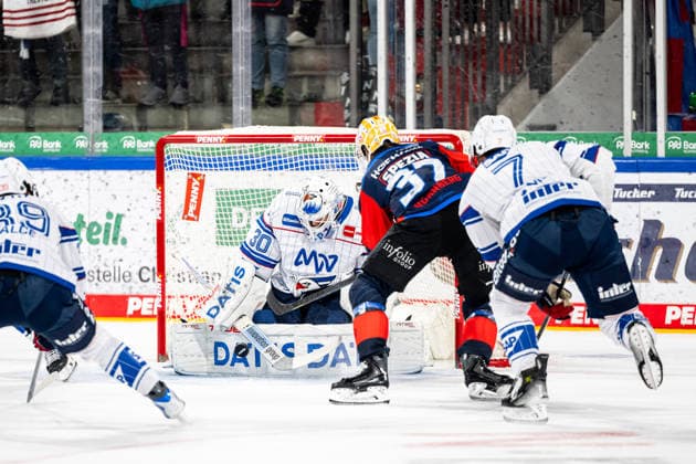 22.09.2026 - Eishockey - Saison 2026 2027 - Penny DEL - Nürnberg Ice Tigers Icetigers - Adler Mannheim - ThHa - xthxhax - Jake Hildebrand (30, Adler Mannheim ) Tyler Spezia (37, Nürnberg Ice Tigers, NIT )
