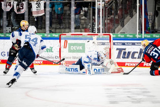 22.09.2026 - Eishockey - Saison 2026 2027 - Penny DEL - Nürnberg Ice Tigers Icetigers - Adler Mannheim - ThHa - xthxhax - Jake Hildebrand (30, Adler Mannheim ) Tyler Spezia (37, Nürnberg Ice Tigers, NIT )