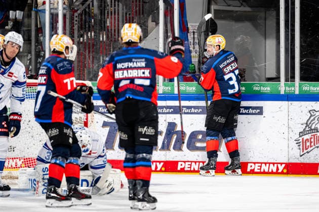 22.09.2026 - Eishockey - Saison 2026 2027 - Penny DEL - Nürnberg Ice Tigers Icetigers - Adler Mannheim - ThHa - xthxhax - Torjubel, Freude, Jubel Tyler Spezia (37, Nürnberg Ice Tigers, NIT ) und Teamkollegen