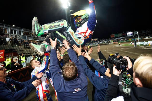 VÄSTERVIK, SWEDEN 20260922 Dackarna s Matias Nielsen is celebrated after victory and SM gold during Tuesday s decisive SM final in speedway between Västervik and Dackarna at Hejla Arena in Västervik. VÄSTERVIK SWEDEN x60160x
