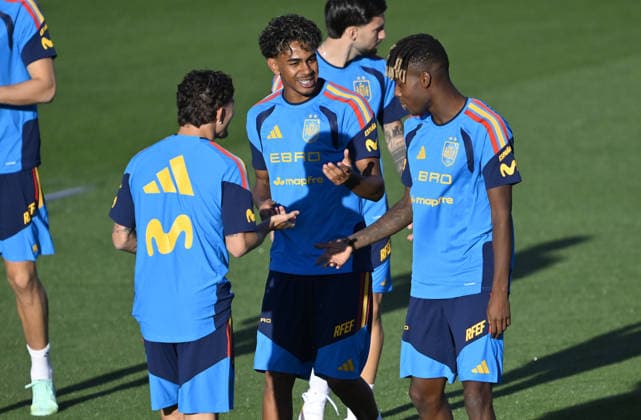 Spanish national football team prepares for UEFA Nations League match against England MADRID, SPAIN - SEPTEMBER 22: Nicholas Williams and Lamine Yamal of Spain attend open practice session ahead of 2026-27 UEFA Nations League C match against England at the Royal Spanish Football Federation s (RFEF) Las Rozas facility in Madrid, Spain on September 22, 2026. Burak Akbulut Anadolu Madrid Spain. Editorial use only. Please get in touch for any other usage.  Copyright: x2026xAnadoluxBurakxAkbulutx