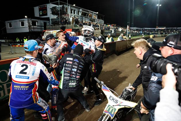 VÄSTERVIK, SWEDEN 20260922 Dackarna s Matias Nielsen is celebrated after victory and SM gold during Tuesday s decisive SM final in speedway between Västervik and Dackarna at Hejla Arena in Västervik. VÄSTERVIK SWEDEN x60160x