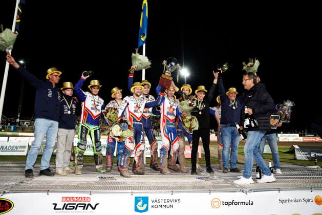 VÄSTERVIK, SVERIGE 20260922 Dackarna vinner SM-guld och lyfter pokalen under tisdagens avgörande SM-final i speedway mellan Västervik och Dackarna pa Hejla Arena i Västervik. VÄSTERVIK SVERIGE x60160x
