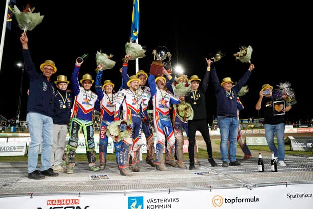 VÄSTERVIK, SWEDEN 20260922 Dackarna wins SM gold and lifts the trophy during Tuesday s decisive SM final in speedway between Västervik and Dackarna at Hejla Arena in Västervik. VÄSTERVIK SWEDEN x60160x