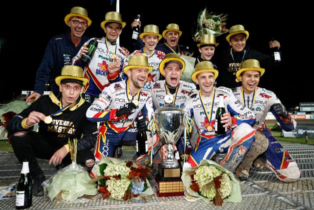 VÄSTERVIK, SWEDEN 20260922 Dackarna wins SM gold and lifts the trophy during Tuesday s decisive SM final in speedway between Västervik and Dackarna at Hejla Arena in Västervik. VÄSTERVIK SWEDEN x60160x