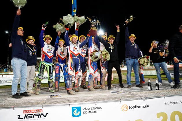 VÄSTERVIK, SWEDEN 20260922 Dackarna wins SM gold and lifts the trophy during Tuesday s decisive SM final in speedway between Västervik and Dackarna at Hejla Arena in Västervik. VÄSTERVIK SWEDEN x60160x