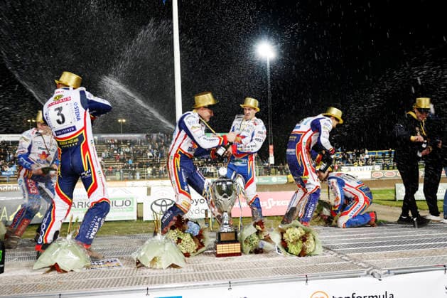 VÄSTERVIK, SWEDEN 20260922 Dackarna wins SM gold and lifts the trophy during Tuesday s decisive SM final in speedway between Västervik and Dackarna at Hejla Arena in Västervik. VÄSTERVIK SWEDEN x60160x