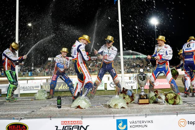 VÄSTERVIK, SWEDEN 20260922 Dackarna wins SM gold and lifts the trophy during Tuesday s decisive SM final in speedway between Västervik and Dackarna at Hejla Arena in Västervik. VÄSTERVIK SWEDEN x60160x