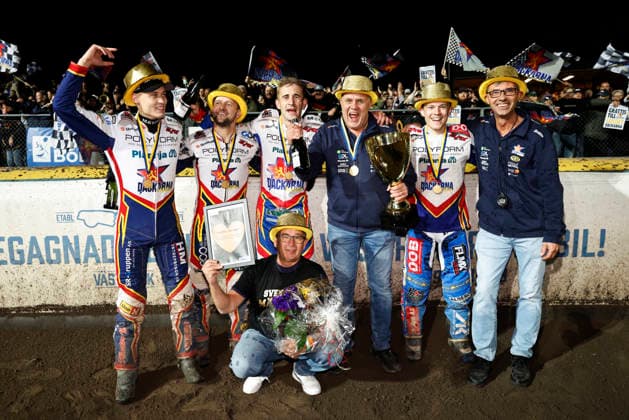 VÄSTERVIK, SWEDEN 20260922 Dackarna wins SM gold and lifts the trophy during Tuesday s decisive SM final in speedway between Västervik and Dackarna at Hejla Arena in Västervik. VÄSTERVIK SWEDEN x60160x