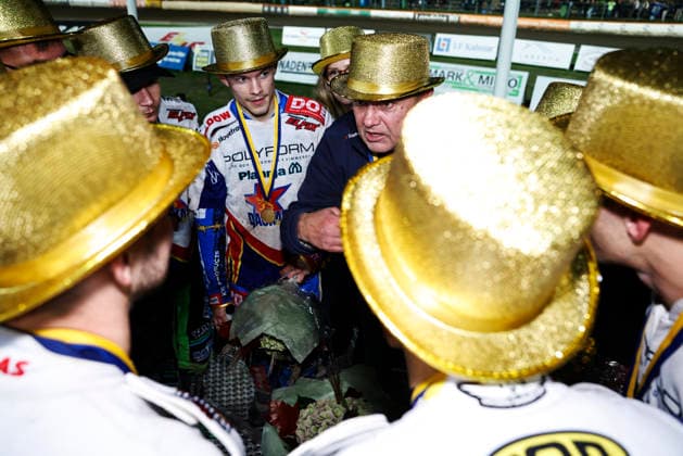 VÄSTERVIK, SWEDEN 20260922 Dackarna team manager Morgan Andersson with a gold hat after the Swedish Championship gold during Tuesday s decisive Swedish Championship final in speedway between Västervik and Dackarna at Hejla Arena in Västervik. VÄSTERVIK SWEDEN x60160x