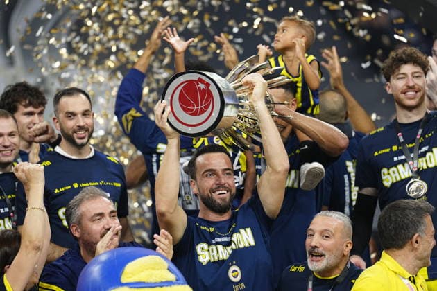 Fenerbahce Tarfin v Besiktas 39th Turkish Presidential Cup Melih Mahmutoglu 10, of Fenerbahce Tarfin lifts the trophy after the 39th Turkish Presidential Cup match between Fenerbahce Tarfin and Besiktas on September 22, 2026 in Istanbul, Turkey. Istanbul Turkey Copyright: xYagizxGurtug PSxImagesxYagizxGurtug PSxImagesx