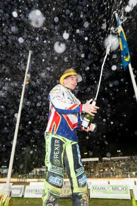 260922 Dackarna malillas Patryk Dudek jublar efter final tva i Elitserien mellan Västervik och Dackarna malilla den 22 september 2026 i Västervik. Copyright: OSCARxWALLIN BB260922BB617