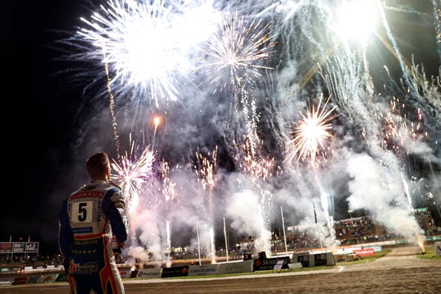 VÄSTERVIK, SVERIGE 20260922 Dackarnas Andreas Lyager tittar pa fyrverkeriet efter segern i tisdagens avgörande SM-final i speedway mellan Västervik och Dackarna pa Hejla Arena i Västervik. VÄSTERVIK SVERIGE x60160x