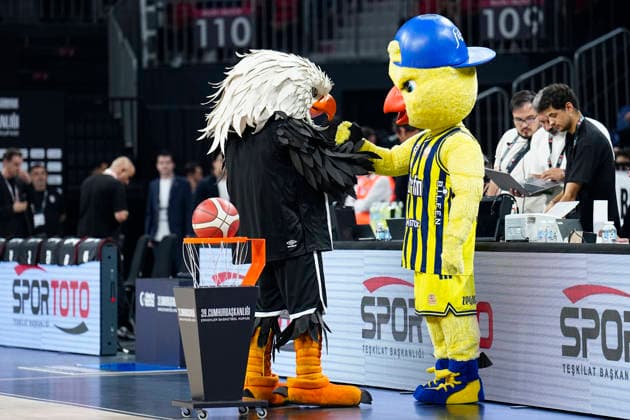 Fenerbahce Tarfin v Besiktas 39th Turkish Presidential Cup Yellow the canary handshakes with The Eagle during the 39th Turkish Presidential Cup match between Fenerbahce Tarfin and Besiktas on September 22, 2026 in Istanbul, Turkey. Istanbul Turkey Copyright: xYagizxGurtug PSxImagesxYagizxGurtug PSxImagesx