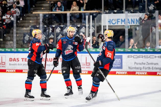 22.09.2026 - Eishockey - Saison 2026 2027 - Penny DEL - Nürnberg Ice Tigers Icetigers - Adler Mannheim - ThHa - xthxhax - Owen Headrick (47, Nürnberg Ice Tigers, NIT ) Samuel Dove McFalls (75, Nürnberg Ice Tigers, NIT ) Ryan Jones (20, Nürnberg Ice Tigers, NIT ) Torjubel, Freude, Jubel