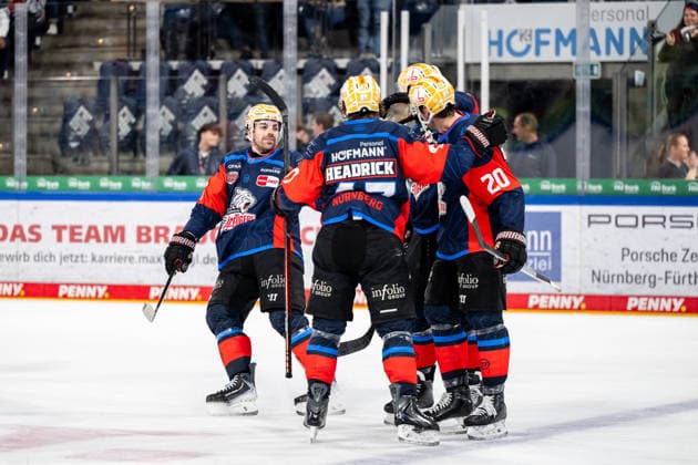 22.09.2026 - Eishockey - Saison 2026 2027 - Penny DEL - Nürnberg Ice Tigers Icetigers - Adler Mannheim - ThHa - xthxhax - Jackson Cates (26, Nürnberg Ice Tigers, NIT ) Owen Headrick (47, Nürnberg Ice Tigers, NIT ) Samuel Dove McFalls (75, Nürnberg Ice Tigers, NIT ) Ryan Jones (20, Nürnberg Ice Tigers, NIT ) Torjubel, Freude, Jubel