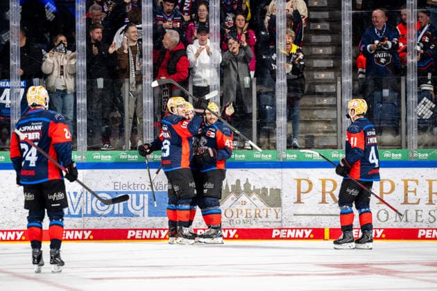 22.09.2026 - Eishockey - Saison 2026 2027 - Penny DEL - Nürnberg Ice Tigers Icetigers - Adler Mannheim - ThHa - xthxhax - Austin Magera (19, Nürnberg Ice Tigers, NIT ) Tyler Spezia (37, Nürnberg Ice Tigers, NIT ) Greg Meireles (43, Nürnberg Ice Tigers, NIT ) Torjubel, Freude, Jubel