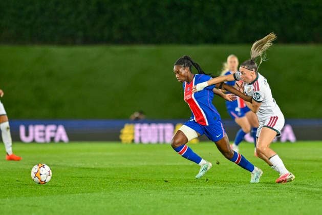 September 22, 2026, Madrid, Madrid, Spain: 18 NAOMIE FELLER of Paris Saint-Germain FC and 19 EVA NAVARRO of Real Madrid CF Femenino disputes a ball during the Women s Champions League match between REAL MADRID FEMENINO and PARIS SAINT-GERMAIN FC, held on September 22, 2026, in Valdebebas, Madrid, Spain. Madrid Spain - ZUMAc312 20260922_zsp_c312_019 Copyright: xOscarxManuelxSanchezx