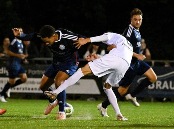 22.09.2026, xpsx, Fussball Hessenpokal Achtelfinale, Germania Doernigheim - TSV Steinbach Haiger v.l. Ronaldo Obinna Torres Eurich (Dörnigheim), Levin Müller (Steinbach) Maintal Hessen Deutschland (DEU)