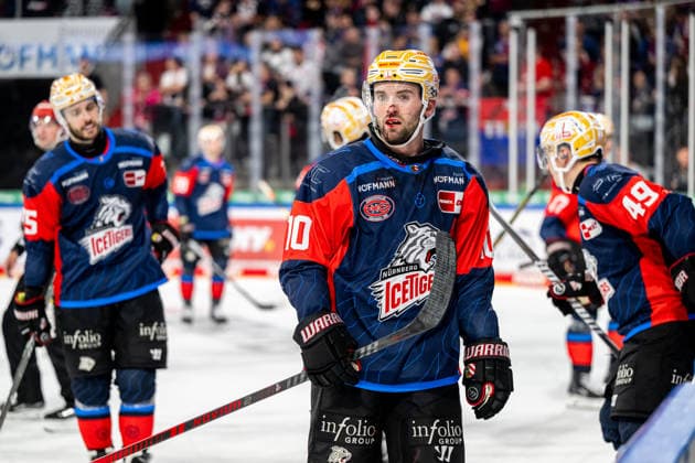22.09.2026 - Eishockey - Saison 2026 2027 - Penny DEL - Nürnberg Ice Tigers Icetigers - Adler Mannheim - ThHa - xthxhax - Evan Barratt (10, Nürnberg Ice Tigers, NIT ) mit Blut im Gesicht