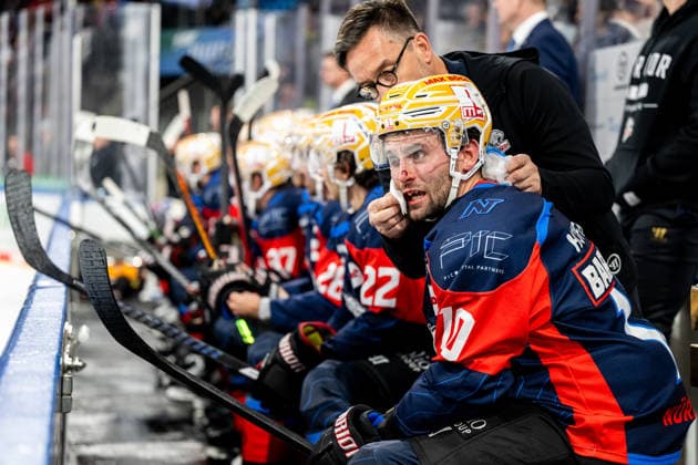 22.09.2026 - Eishockey - Saison 2026 2027 - Penny DEL - Nürnberg Ice Tigers Icetigers - Adler Mannheim - ThHa - xthxhax - Evan Barratt (10, Nürnberg Ice Tigers, NIT ) mit Blut im Gesicht