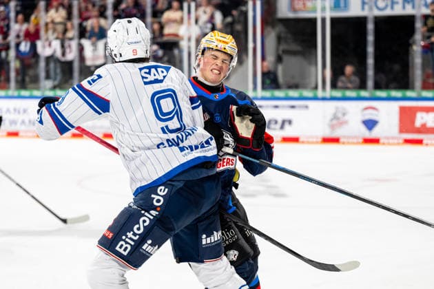 22.09.2026 - Eishockey - Saison 2026 2027 - Penny DEL - Nürnberg Ice Tigers Icetigers - Adler Mannheim - ThHa - xthxhax - Leon Gawanke (9, Adler Mannheim ) Noah Samanski (8, Nürnberg Ice Tigers, NIT )