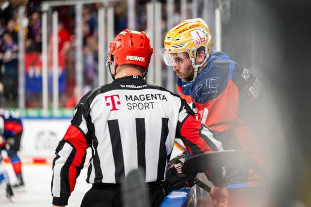 22.09.2026 - Eishockey - Saison 2026 2027 - Penny DEL - Nürnberg Ice Tigers Icetigers - Adler Mannheim - ThHa - xthxhax - Evan Barratt (10, Nürnberg Ice Tigers, NIT ) spricht mit dem Schiedsrichter