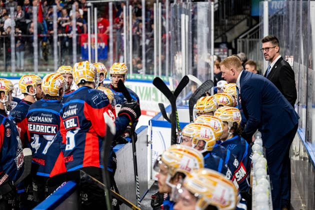 22.09.2026 - Eishockey - Saison 2026 2027 - Penny DEL - Nürnberg Ice Tigers Icetigers - Adler Mannheim - ThHa - xthxhax - Mitch O Keefe (Trainer, Headcoach, Nürnberg Ice Tigers, NIT ) spricht mit der Mannschaft