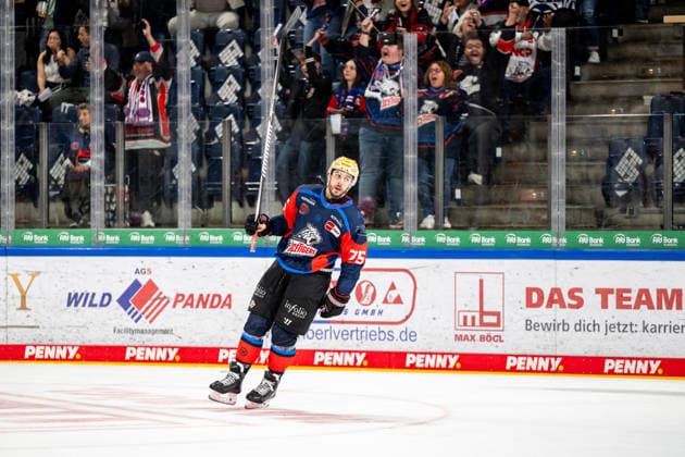 22.09.2026 - Eishockey - Saison 2026 2027 - Penny DEL - Nürnberg Ice Tigers Icetigers - Adler Mannheim - ThHa - xthxhax - Torjubel, Freude, Jubel Samuel Dove McFalls (75, Nürnberg Ice Tigers, NIT )