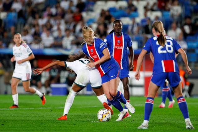 UEFA Women s Champions League - Real Madrid vs Paris Saint-Germain MADRID, SPAIN -September 22:Felicia Schroder of Real Madrid and Paulina Dudek of Paris Saint-Germain in action during the UEFA Women s Champions League match between Real Madrid and Paris Saint-Germain at Alfredo Di Stefano stadium in Madrid.(Photo by Guille Martinez f22photo) Madrid Alfredo Di Stefano Stadium Spain Copyright: xGuillermoxMartinezx